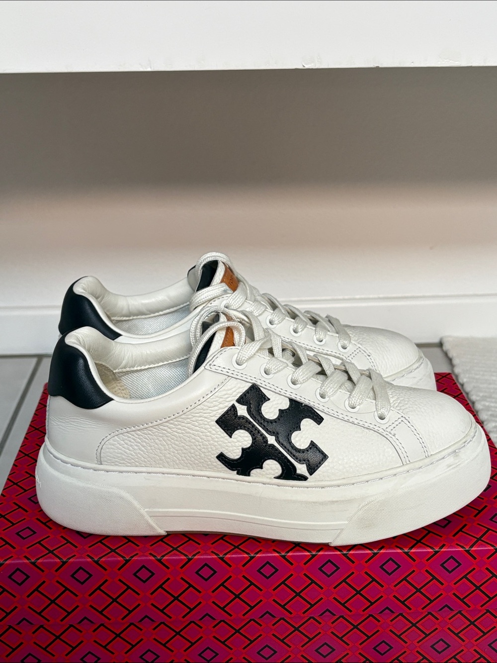 Tory Burch White Leather Signature Platform Sneakers with Navy Blue logo - Picture 3 of 8